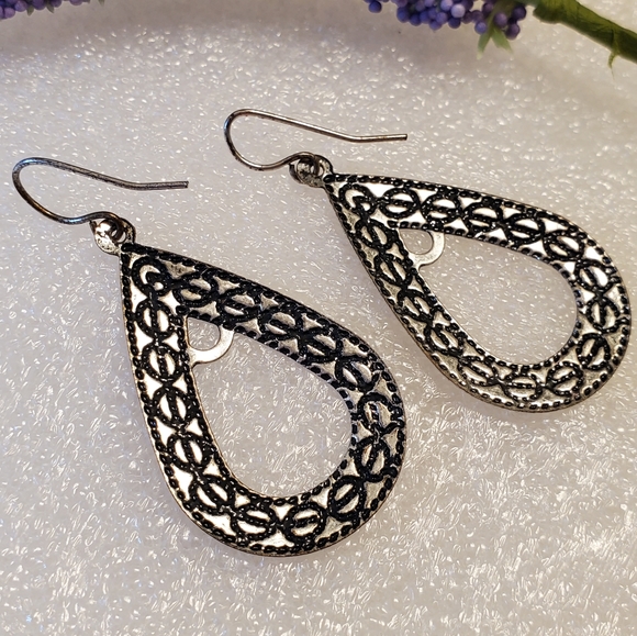 E23 Teardrop textured earrings - Picture 3 of 6